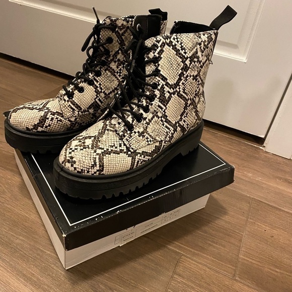 Qupid Shoes - Qupid Snake Print Ankle Boots